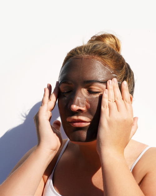 Eine Frau mit IMAGE Skincare I MASK Hydrating Hydrogel Sheet Maske