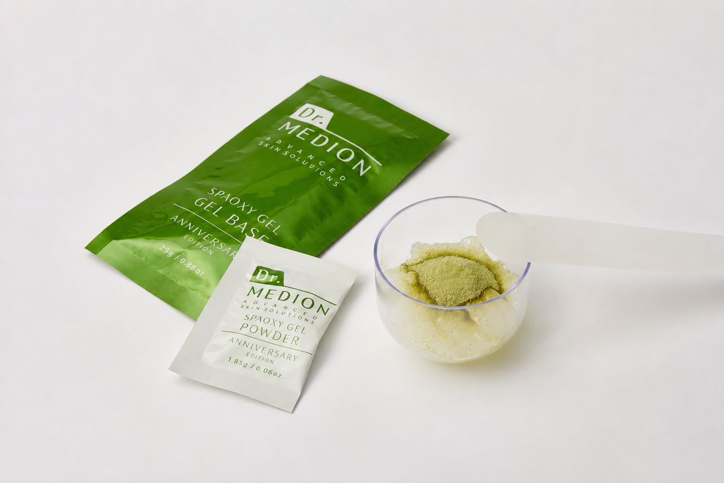 Dr. Medion Spaoxy Gel Matcha CO2 gel mask being mixed with matcha powder in the mixing cup