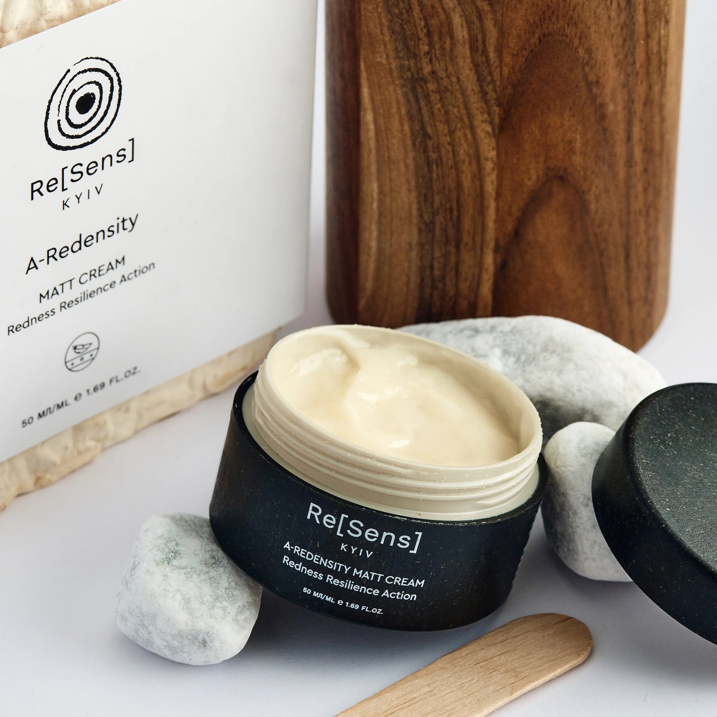 Mattifying face cream for oily sensitive skin tube
