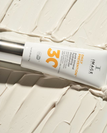 DAILY PREVENTION PURE MINERAL HYDRATING MOISTURIZER SPF 30 lies on  creme