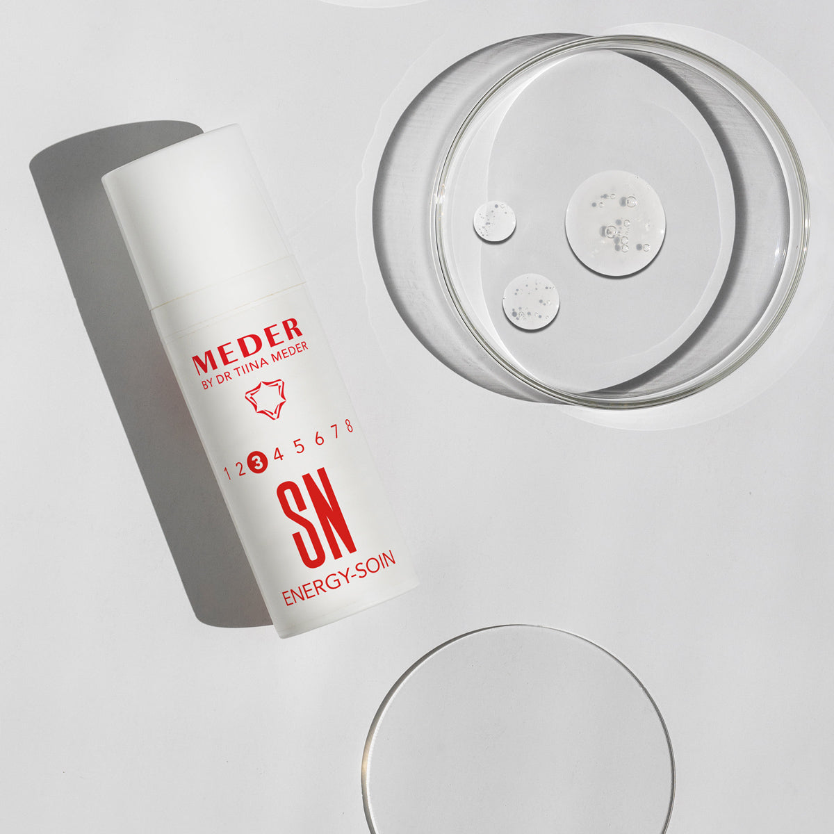 MEDER NRJ Soin Serum studio shot showing the lightweight gel texture