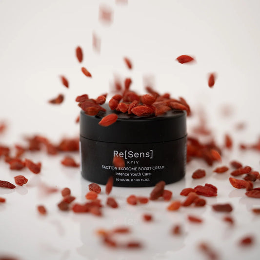 Anti-aging lifting cream for sensitive skin minimal design